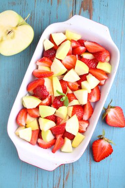 Elma ve çilek dilimleri