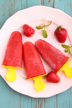 joven sosteniendo una remota recostado en el sofá