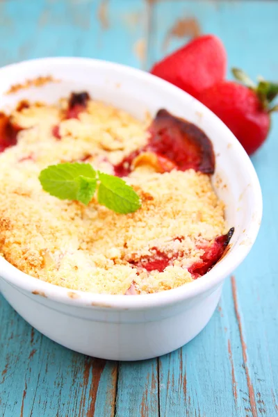 Émietter avec les fraises dans une assiette blanche — Photo