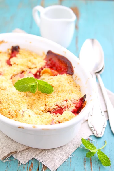 Desmenuzar con fresas en plato blanco —  Fotos de Stock