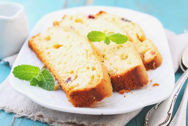 Kuchenstücke mit Rosinen — Stockfoto