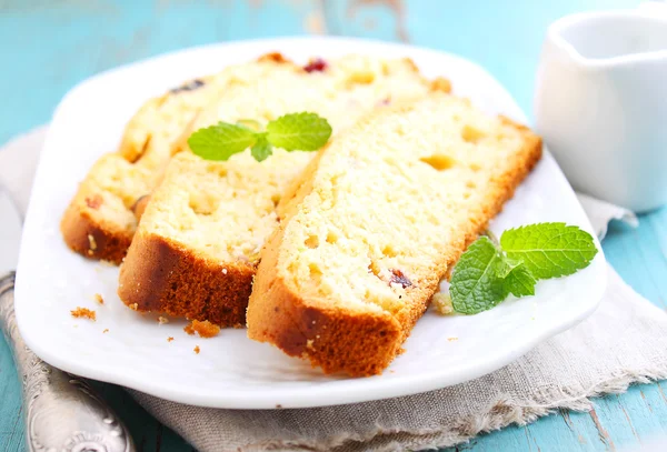 Pieces of cake with raisins — Stock Photo, Image