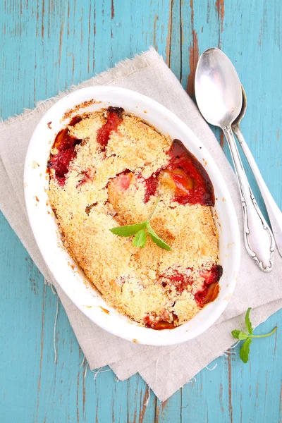 Desmenuzar con fresas en plato blanco —  Fotos de Stock