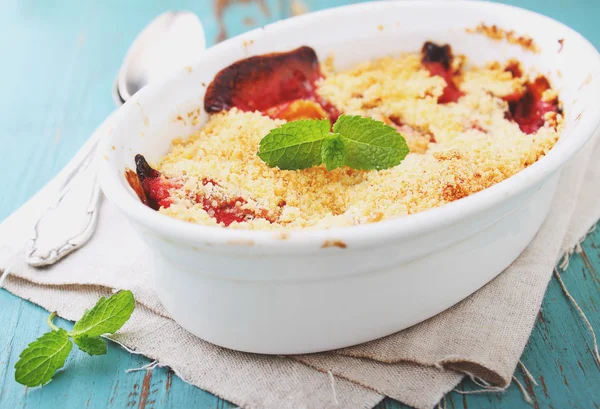 Émietter avec les fraises dans une assiette blanche — Photo