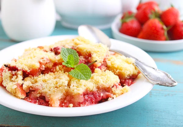 Émietter avec les fraises dans une assiette blanche — Photo