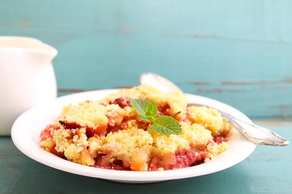 Émietter avec les fraises dans une assiette blanche — Photo