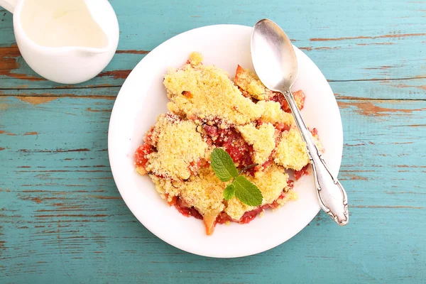 Crumble with strawberries in white plate — Stock Photo, Image