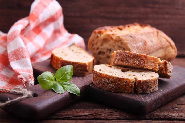 Tahtada dilimlenmiş ekmek. — Stok fotoğraf