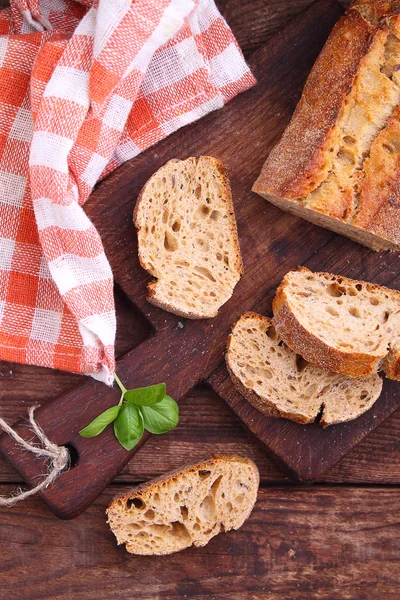 Tahtada dilimlenmiş ekmek. — Stok fotoğraf