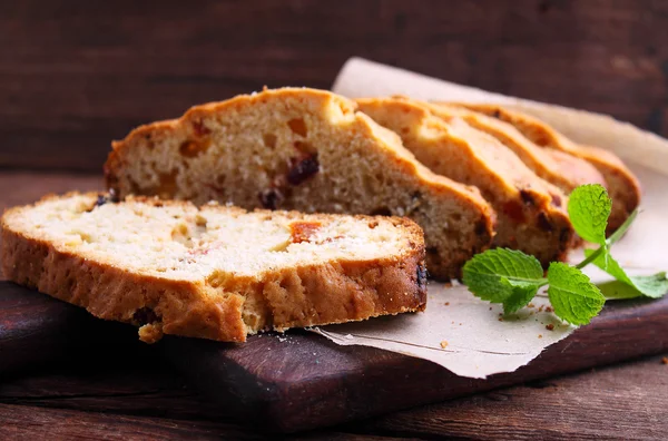 Stukken van cake met rozijnen — Stockfoto