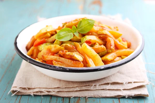 Ragú de calabacín y tomates en plato —  Fotos de Stock