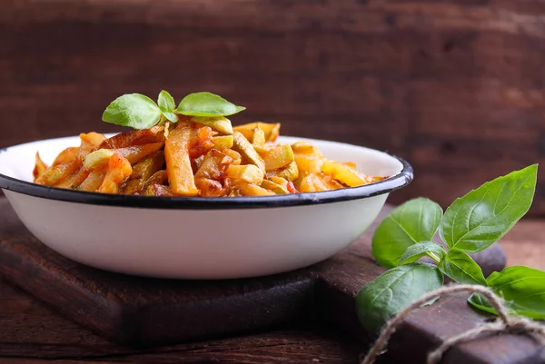 皿にトマトとズッキーニのラグー — ストック写真