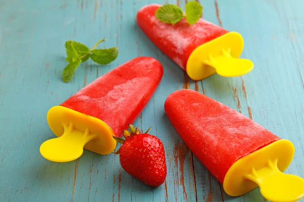 Strawberry ice cream with mint — Stock Photo, Image