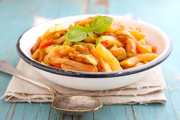 Ragú de calabacín y tomates en plato —  Fotos de Stock