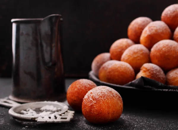 Donuts Fritos Açúcar Fundo Escuro Vista Superior Quinta Feira Gorda — Fotografia de Stock