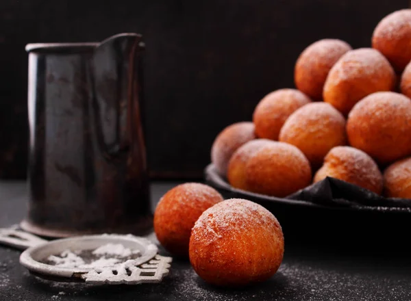 Gebratene Donuts Puderzucker Auf Dunklem Hintergrund Draufsicht Fettdonnerstag Polnischer Feiertag Stockbild