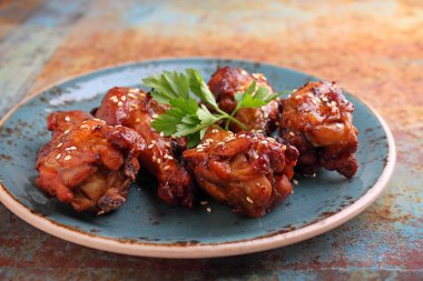 Soya soslu tavuk kanadı, bal ve susamlı. Geleneksel Asya tarifi. Koyu arkaplan. 