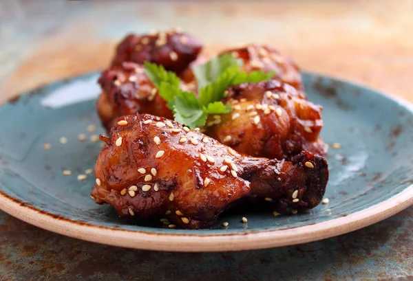 Teller Mit Chicken Wings Sojasauce Mit Honig Und Sesam Traditionelles lizenzfreie Stockfotos