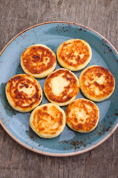 Panqueques Requesón Syrniki Plato Azul Vista Cerca Cocina Rusa Ucraniana — Foto de Stock