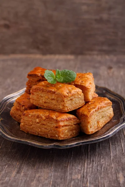 Baklava Traditionelles Türkisches Dessert Knusprige Baklava Auf Teller Mit Minze — Stockfoto