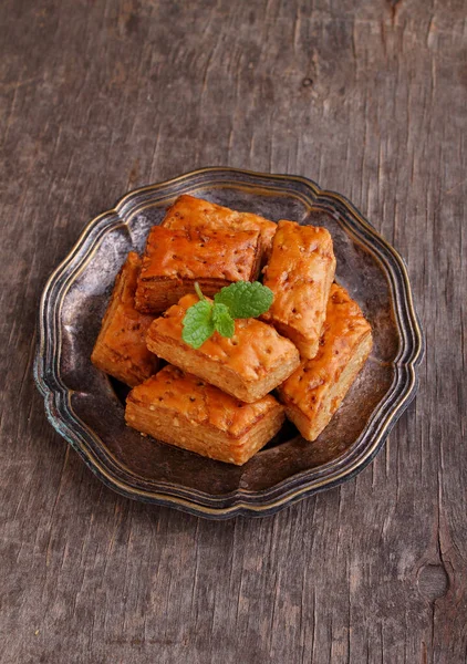 Baklava Traditionelles Türkisches Dessert Knusprige Baklava Auf Teller Mit Minze — Stockfoto