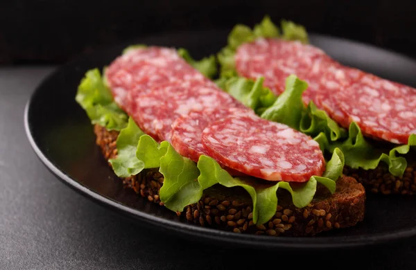 Delicioso Sándwich Sobre Pan Grano Negro Con Lechuga Salchicha Ahumada — Foto de Stock