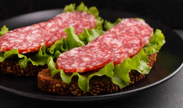 Delicioso Sándwich Sobre Pan Grano Negro Con Lechuga Salchicha Ahumada — Foto de Stock