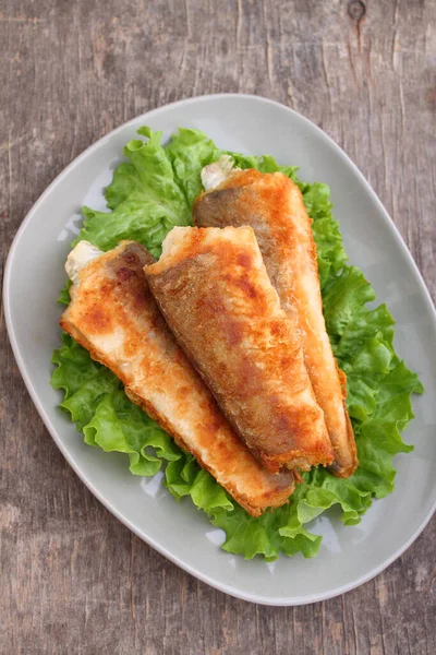 Peixe Pollock Frito Prato Com Folhas Salada Velho Fundo Madeira — Fotografia de Stock