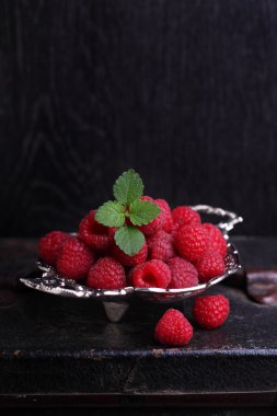 Metal bir tabak içinde ahududu