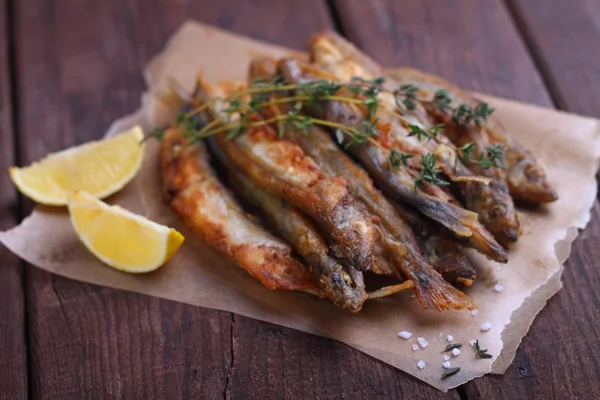 Capelim peixe frito com limão e tomilho — Fotografia de Stock