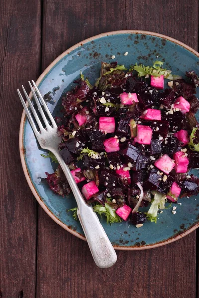 Salada com folhas de alface, queijo, beterraba e nozes — Fotografia de Stock