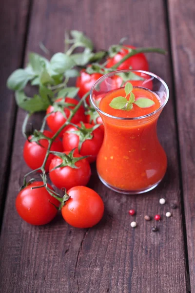 Sok pomidorowy, pomidory, bazylia i pieprz — Zdjęcie stockowe