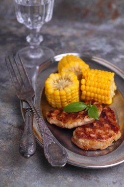 Bir tarafı mısır ızgara et