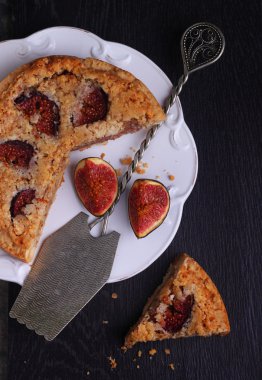 Badem krem ve incir ile tart