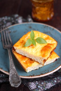 Fesleğen yaprakları ile süslenmiş omlet