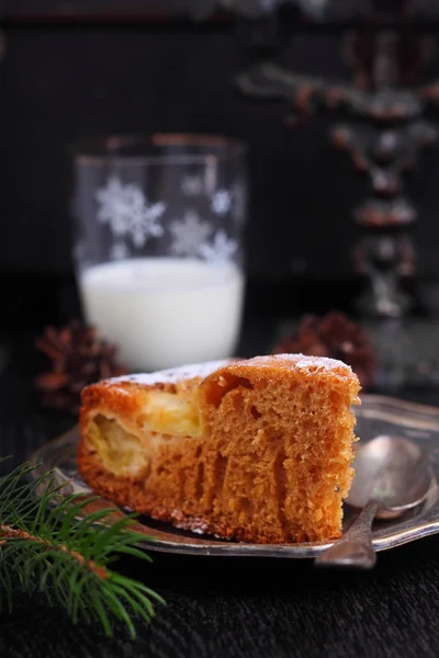 Pan de jengibre de miel con manzanas y nueces — Foto de Stock