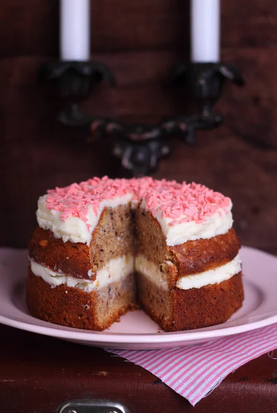 Tarta de plátano con nueces y crema — Foto de Stock