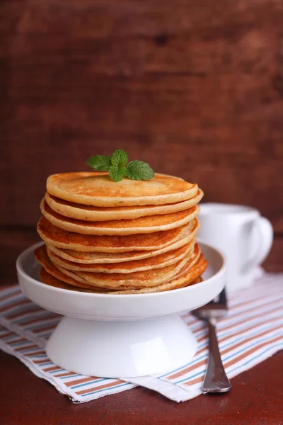 Pfannkuchen mit Honig verziert mit Minzblättern — Stockfoto