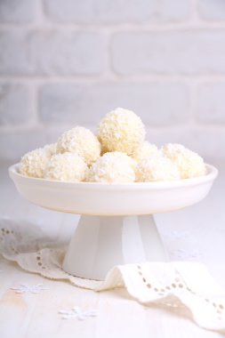 Hindistan cevizi pul çikolata şekerleme