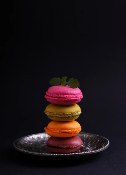 Bolos de macaroon na placa — Fotografia de Stock