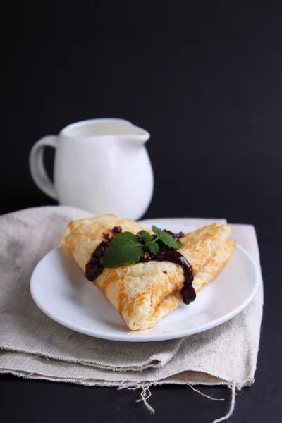 Delicioso panqueque con mermelada — Foto de Stock