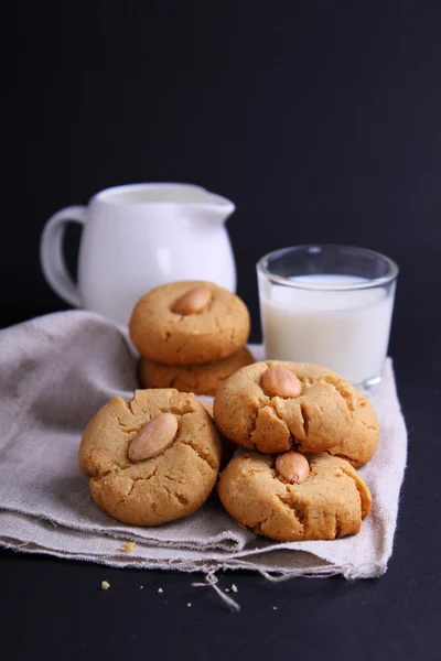 Печенье с кунжутом и молоком — стоковое фото