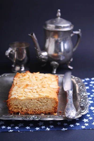 Pastel con almendras y vajilla de plata — Foto de Stock