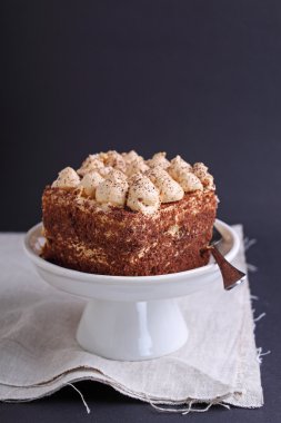 Kek çikolata ve kahve plaka üzerinde