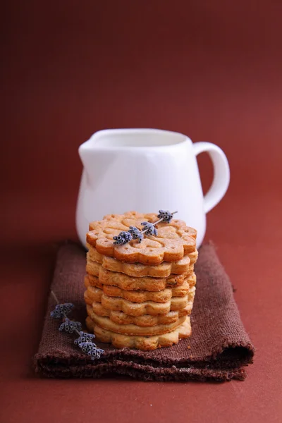 Galletas y jarra de leche — Foto de Stock