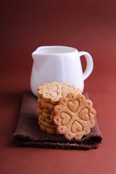Kekse und Krug Milch — Stockfoto