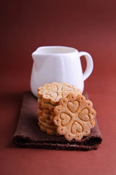 Galletas y jarra de leche — Foto de Stock