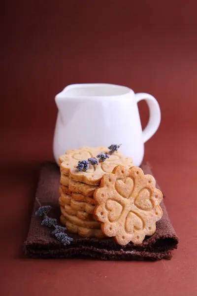 Biscuits et cruche de lait — Photo