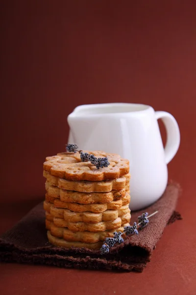 Biscuits et cruche de lait — Photo