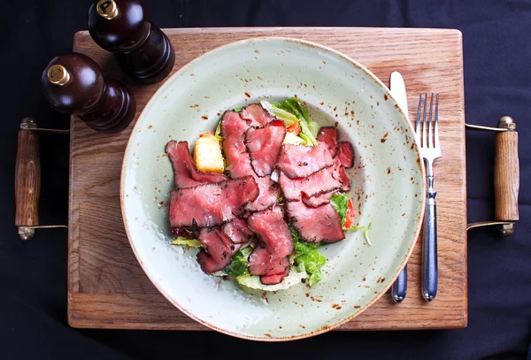 Ensalada de carne en plato — Foto de Stock